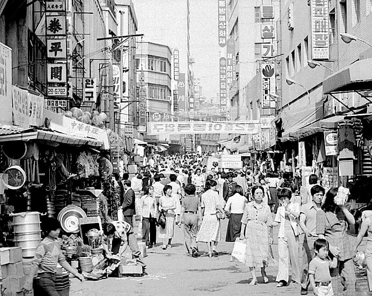 A street crowded with people in Namdaemun Market, 1977